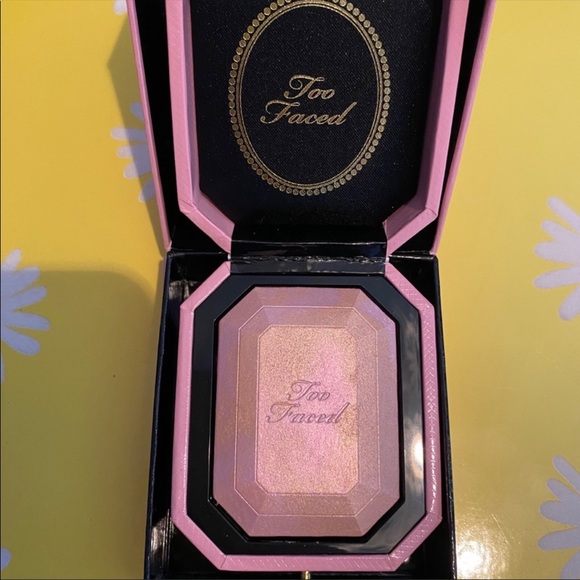 Too Faced highlighter - Picture 2 of 4